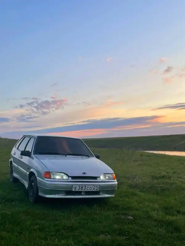 Фото автомобиля LADA 2114 SAMARA, 2005 — госномер Е383СО21. Цвет: СВЕТЛО-СЕРЕБРИСТЫЙ МЕТАЛЛ