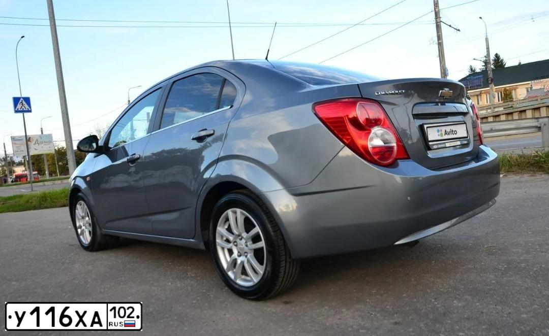 Фото автомобиля CHEVROLET AVEO, 2013 — госномер Е883РР156. Цвет: СЕРЫЙ МЕТАЛЛИК