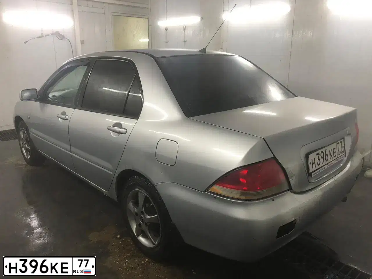 Фото автомобиля MITSUBISHI LANCER, 2003 — госномер Н396КЕ77. Цвет: БЕЛЫЙ СВЕТЛЫЙ