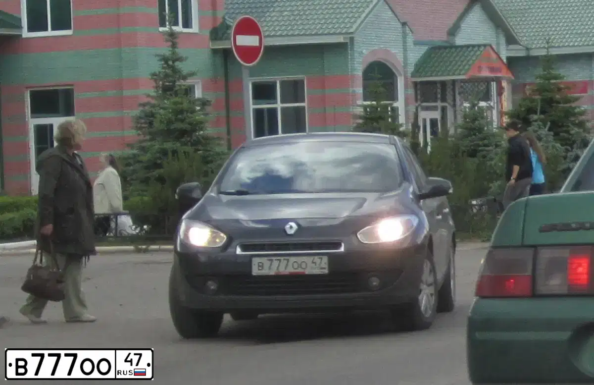 Фото автомобиля TOYOTA CAMRY, 2014 — госномер В777ОО47. Цвет: ЧЕРНЫЙ МЕТАЛЛИК