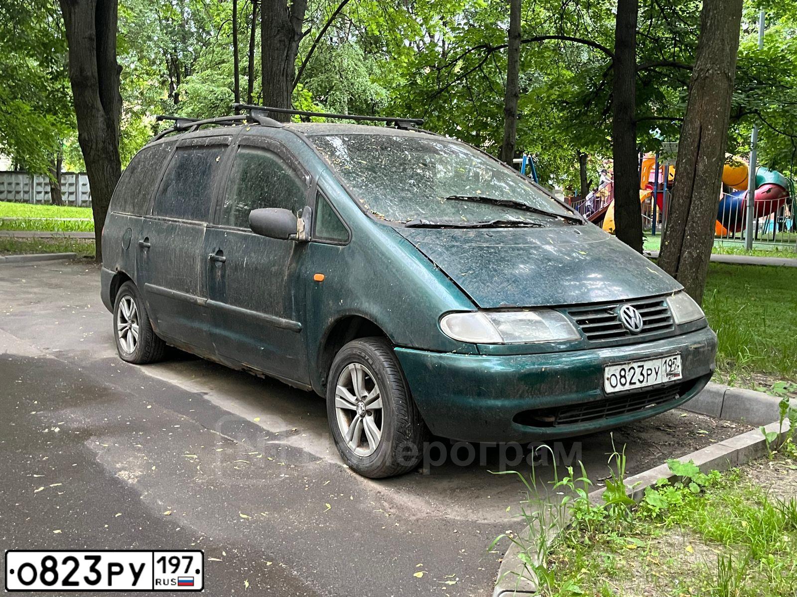 Фото автомобиля VOLKSWAGEN SHARAN, 1997 — госномер О823РУ197. Цвет: ЗЕЛЕНЫЙ