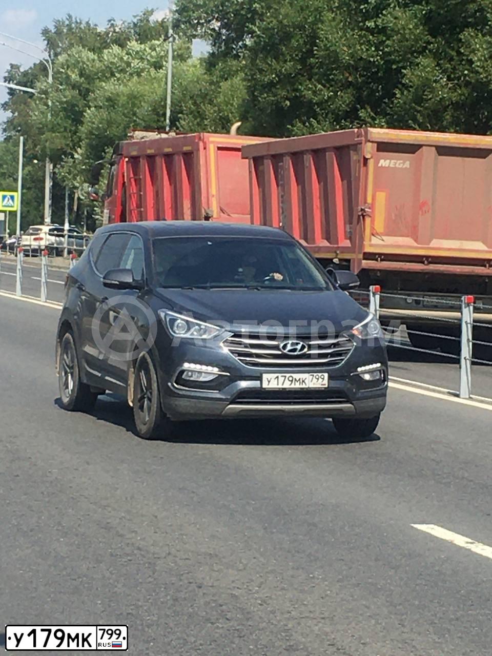 Фото автомобиля HYUNDAI SANTA FE, 2018 — госномер У179МК799. Цвет: синий