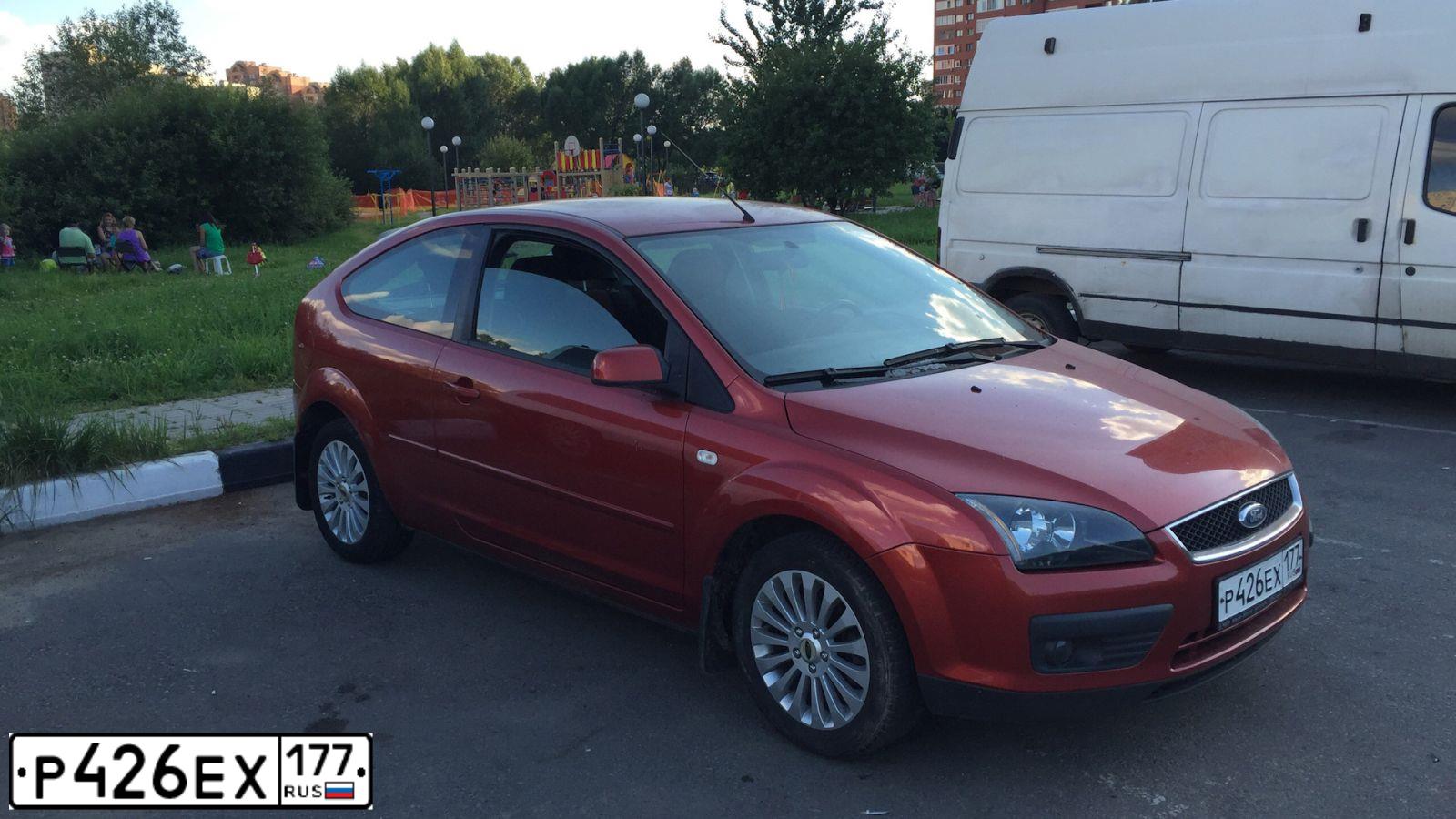 Фото автомобиля FORD FOCUS, 2006 — госномер М406РЕ750. Цвет: Красно-оранжевый