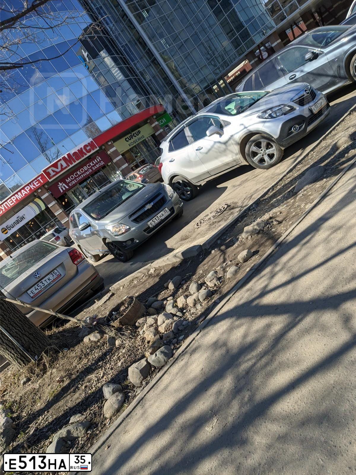 Фото автомобиля CHEVROLET COBALT, 2013 — госномер Е513НА35. Цвет: СЕРЫЙ