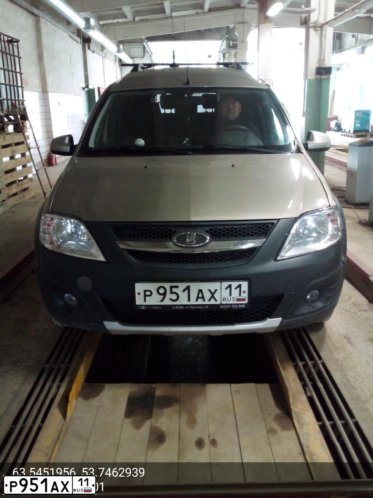 Фото автомобиля LADA LARGUS, 2016 — госномер Р951АХ11. Цвет: СЕРО-БЕЖЕВЫЙ