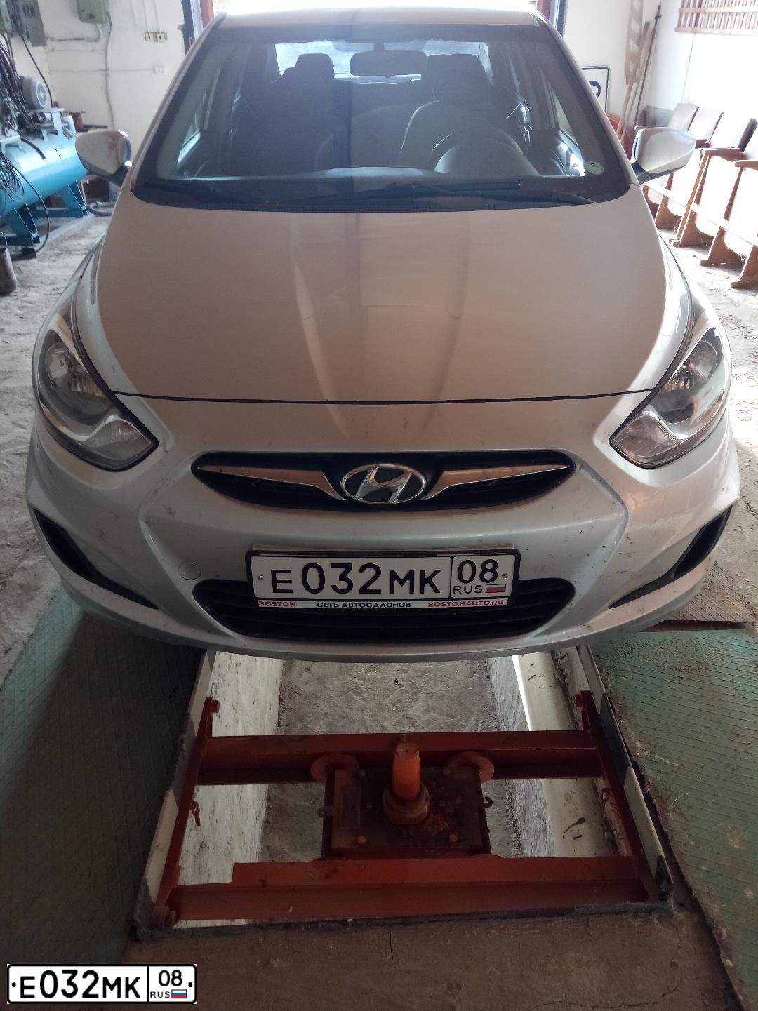 Фото автомобиля HYUNDAI SOLARIS, 2012 — госномер Е032МК08. Цвет: СЕРЕБРИСТЫЙ
