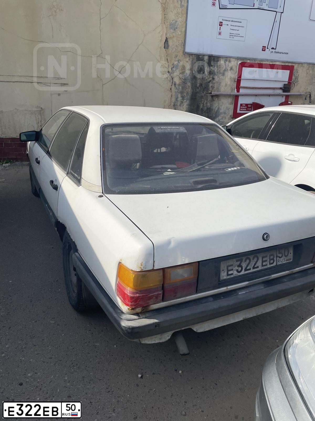 Фото автомобиля AUDI 100, 1982 — госномер Е322ЕВ50. Цвет: БЕЛЫЙ