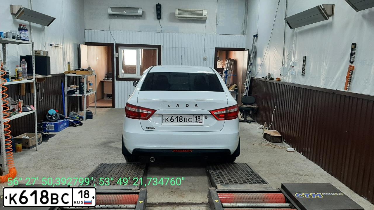 Фото автомобиля LADA VESTA, 2017 — госномер К618ВС18. Цвет: БЕЛЫЙ