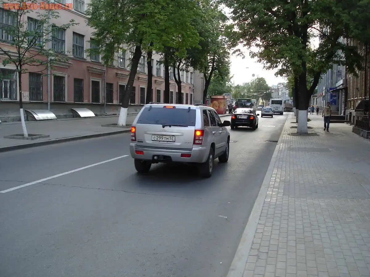 Фото автомобиля JEEP GRAND CHEROKEE, 2005 — госномер Н245ОУ152. Цвет: СВЕТЛО-СЕРЫЙ