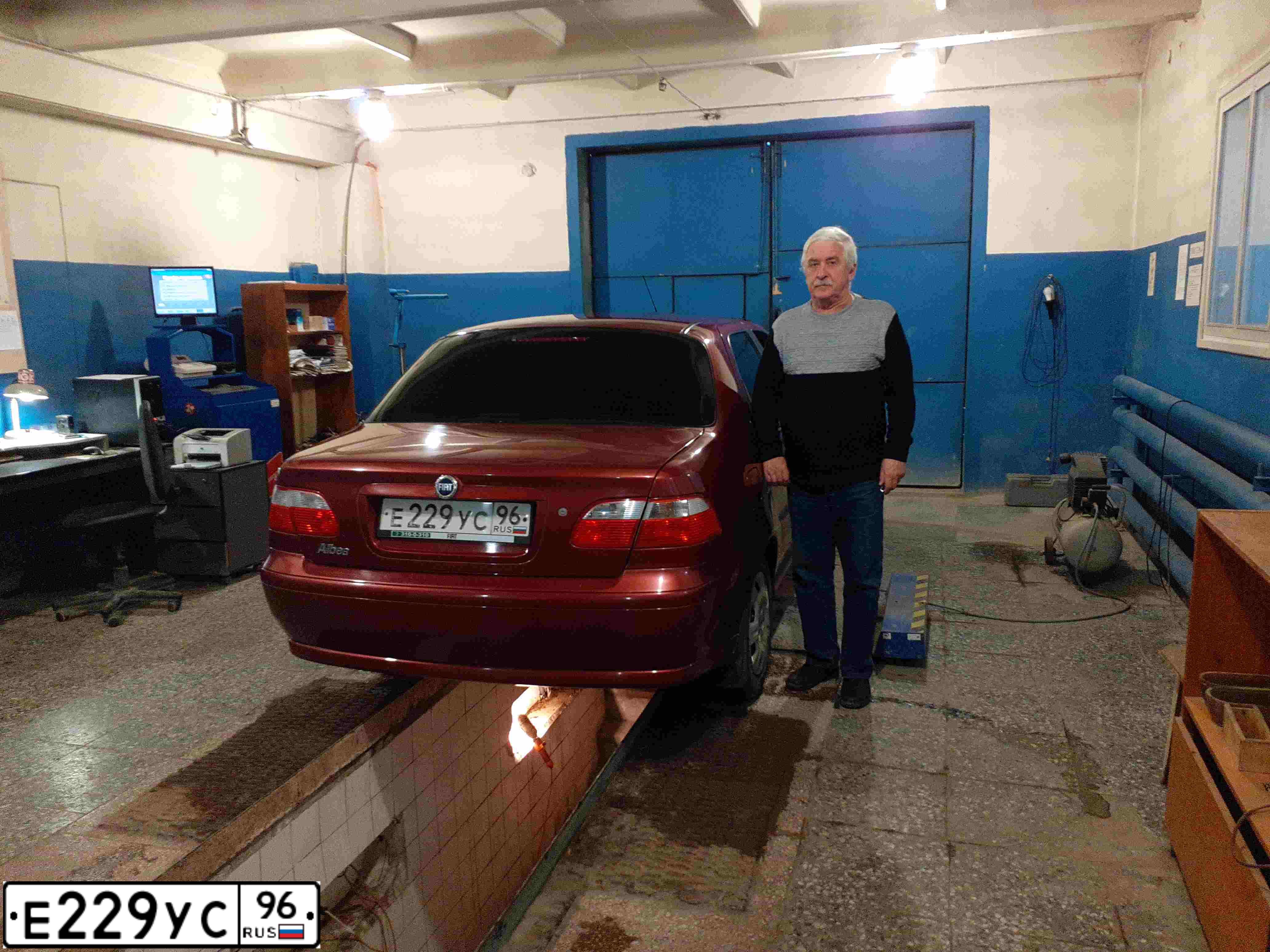 Фото автомобиля FIAT ALBEA, 2007 — госномер Е229УС96. Цвет: КРАСНЫЙ