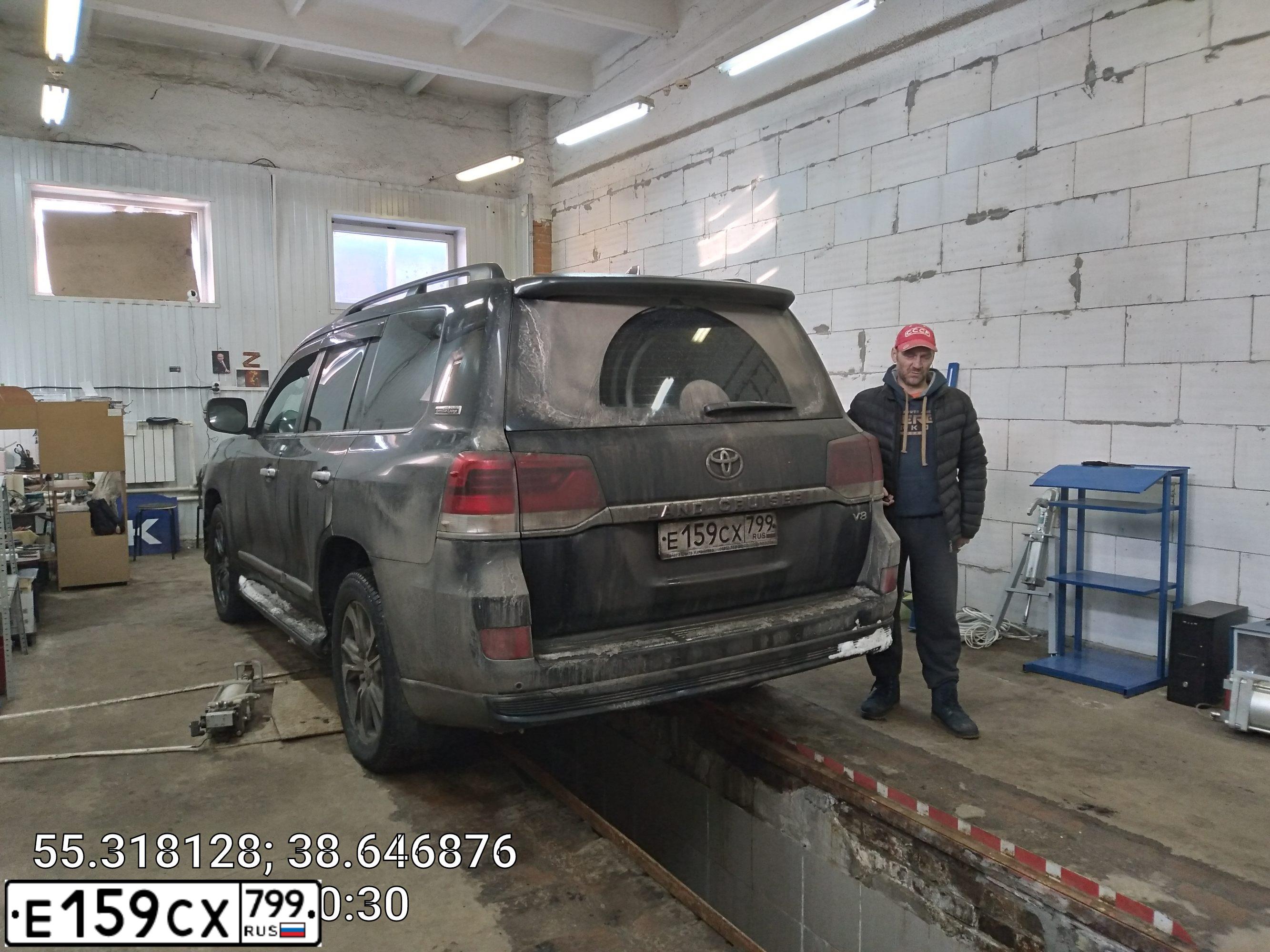 Фото автомобиля TOYOTA LANDCRUISER 200, 2020 — госномер Е159СХ799. Цвет: ЧЕРНЫЙ