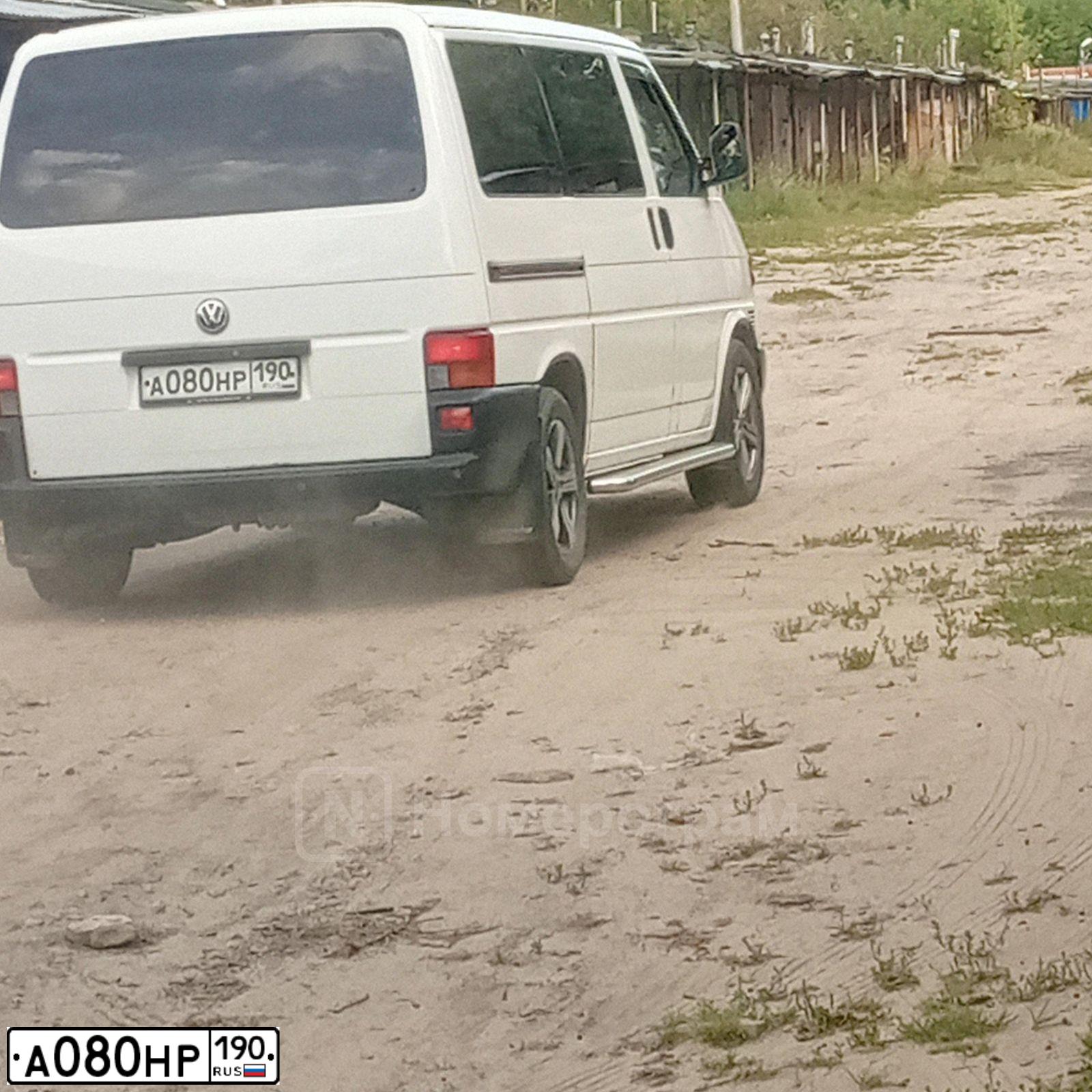 Фото автомобиля VOLKSWAGEN TRANSPORTER, 2001 — госномер А080НР190. Цвет: Белый