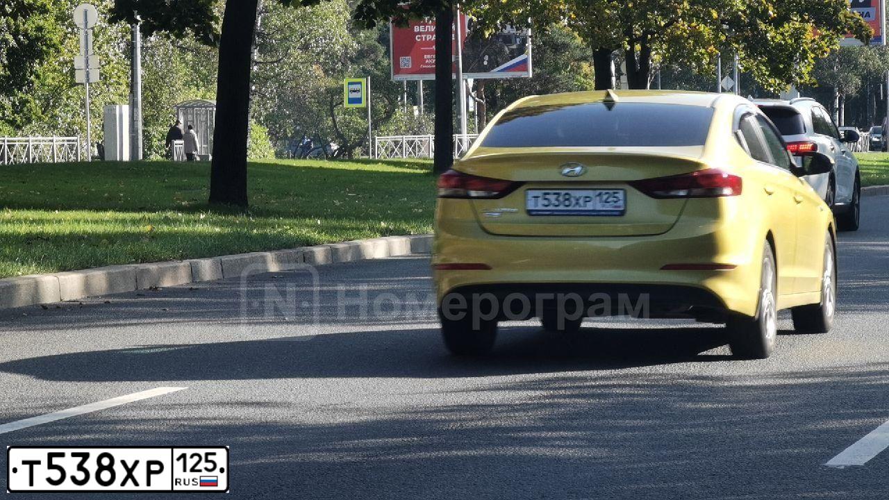 Фото автомобиля HYUNDAI ELANTRA, 2017 — госномер Т538ХР125. Цвет: ЗОЛОТИСТЫЙ