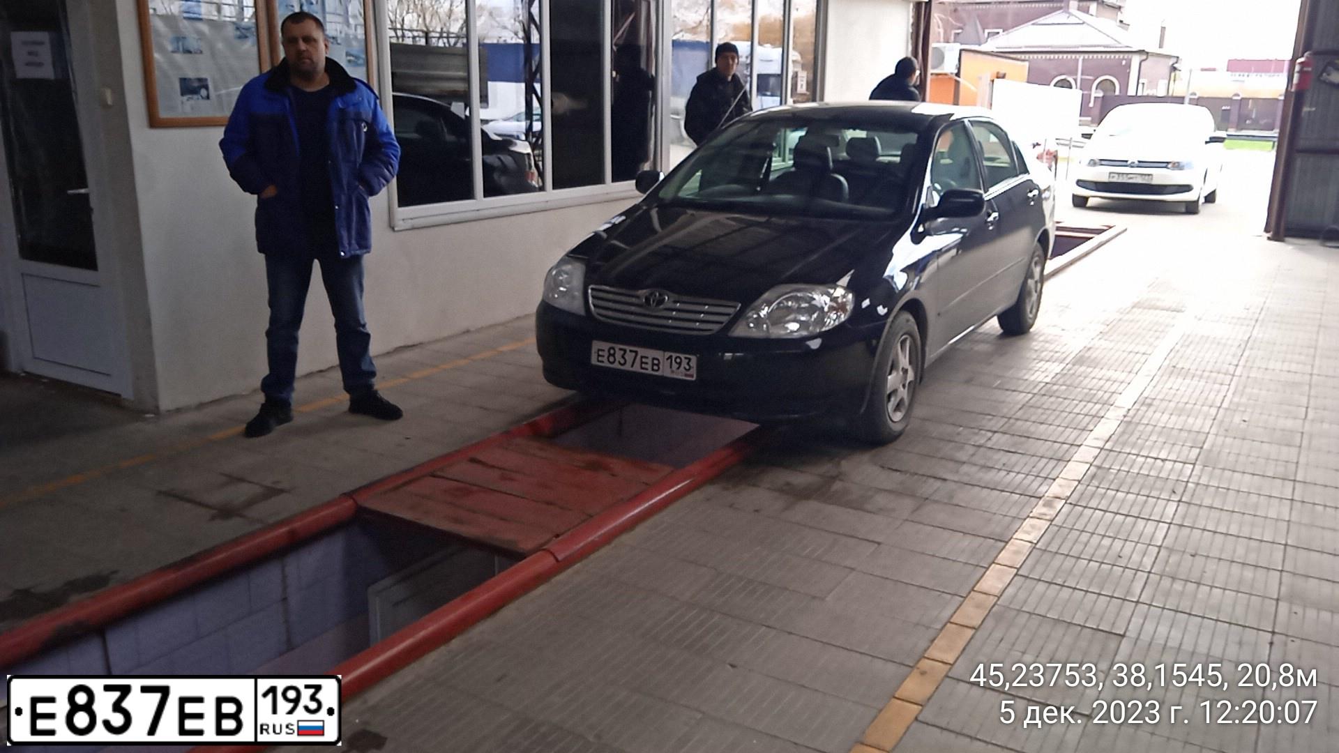 Фото автомобиля TOYOTA COROLLA, 2002 — госномер Е837ЕВ193. Цвет: ЧЕРНЫЙ
