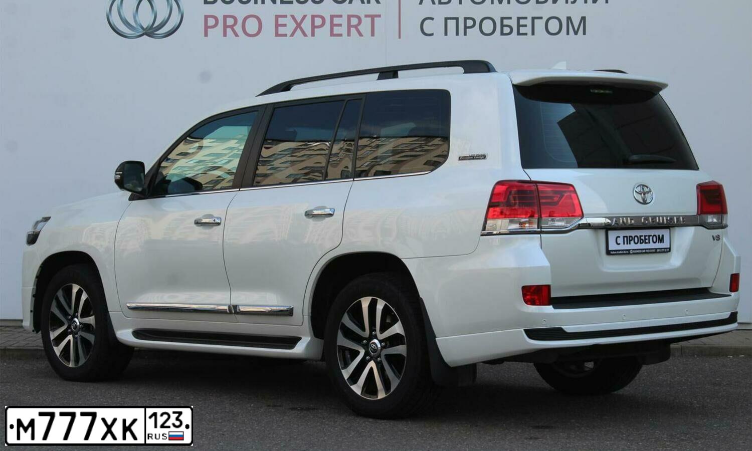 Фото автомобиля TOYOTA LANDCRUISER 200, 2019 — госномер М077ТЕ134. Цвет: БЕЛЫЙ