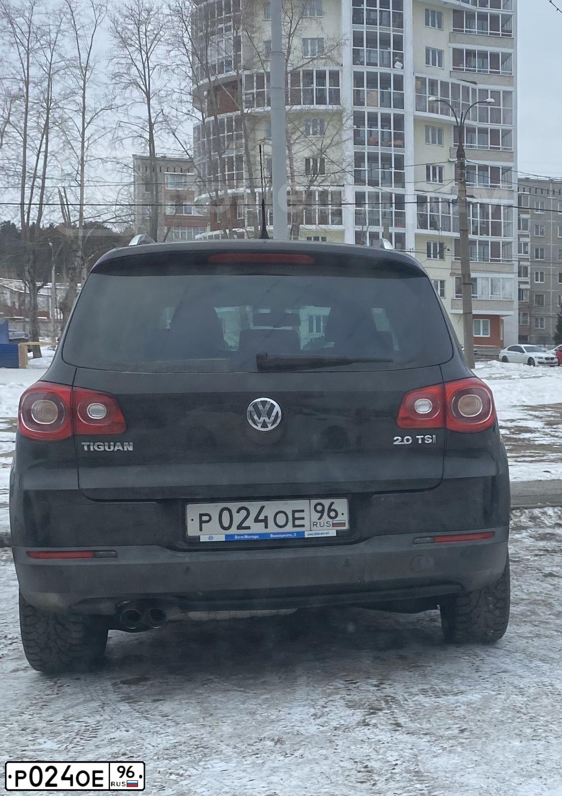 Фото автомобиля VOLKSWAGEN TIGUAN, 2010 — госномер Р024ОЕ96. Цвет: ЧЕРНЫЙ