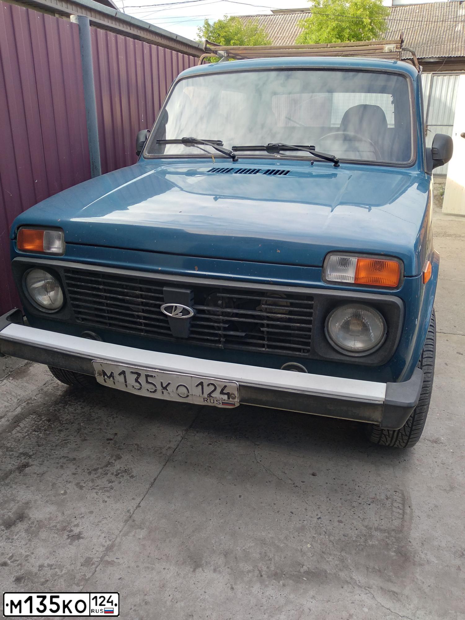 Фото автомобиля LADA 2121 NIVA, 2012 — госномер М135КО124. Цвет: СИНЕ-ЗЕЛЕНЫЙ