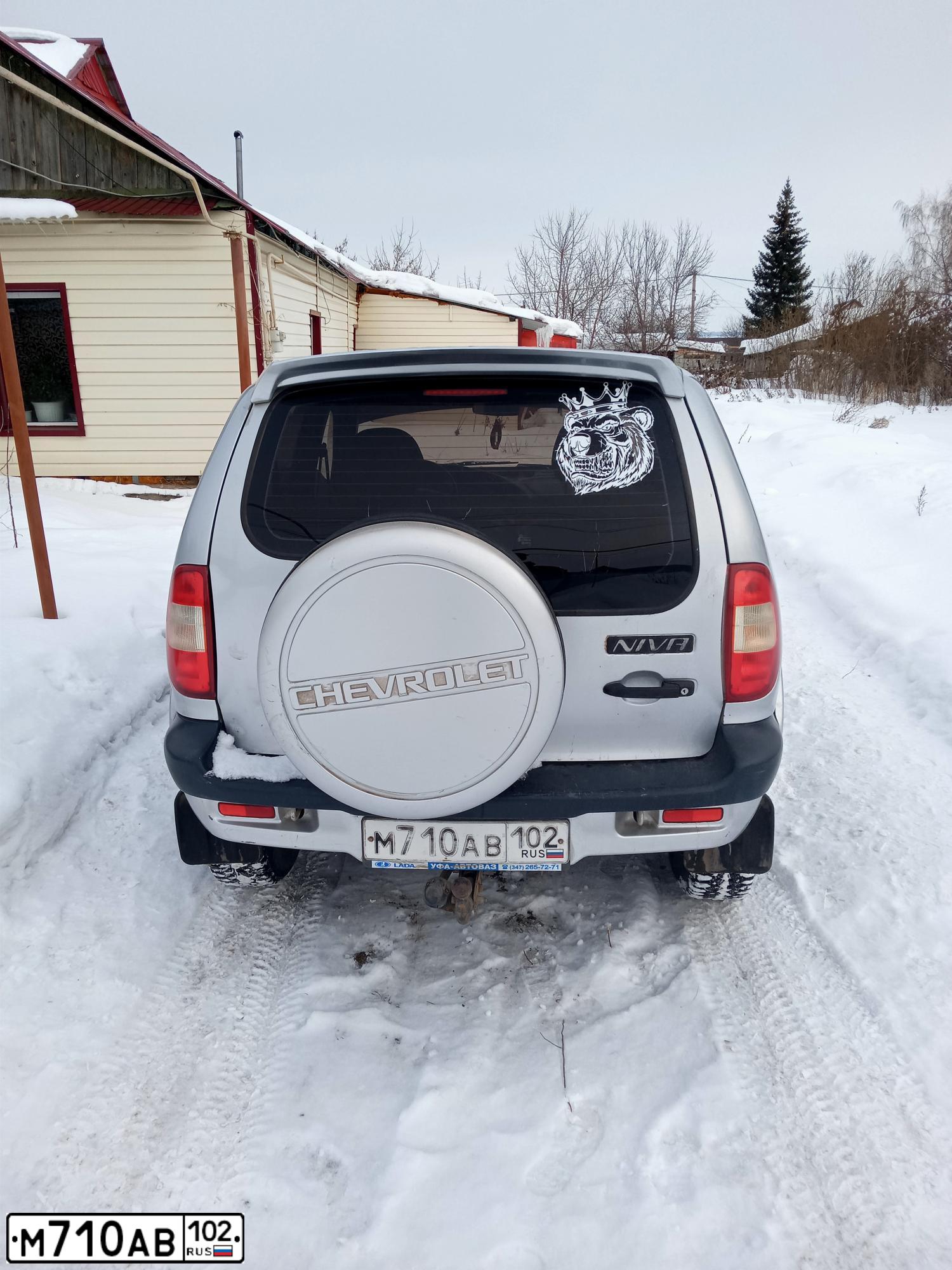 Фото автомобиля CHEVROLET NIVA, 2005 — госномер М710АВ102. Цвет: Светло-Серебристый металлик