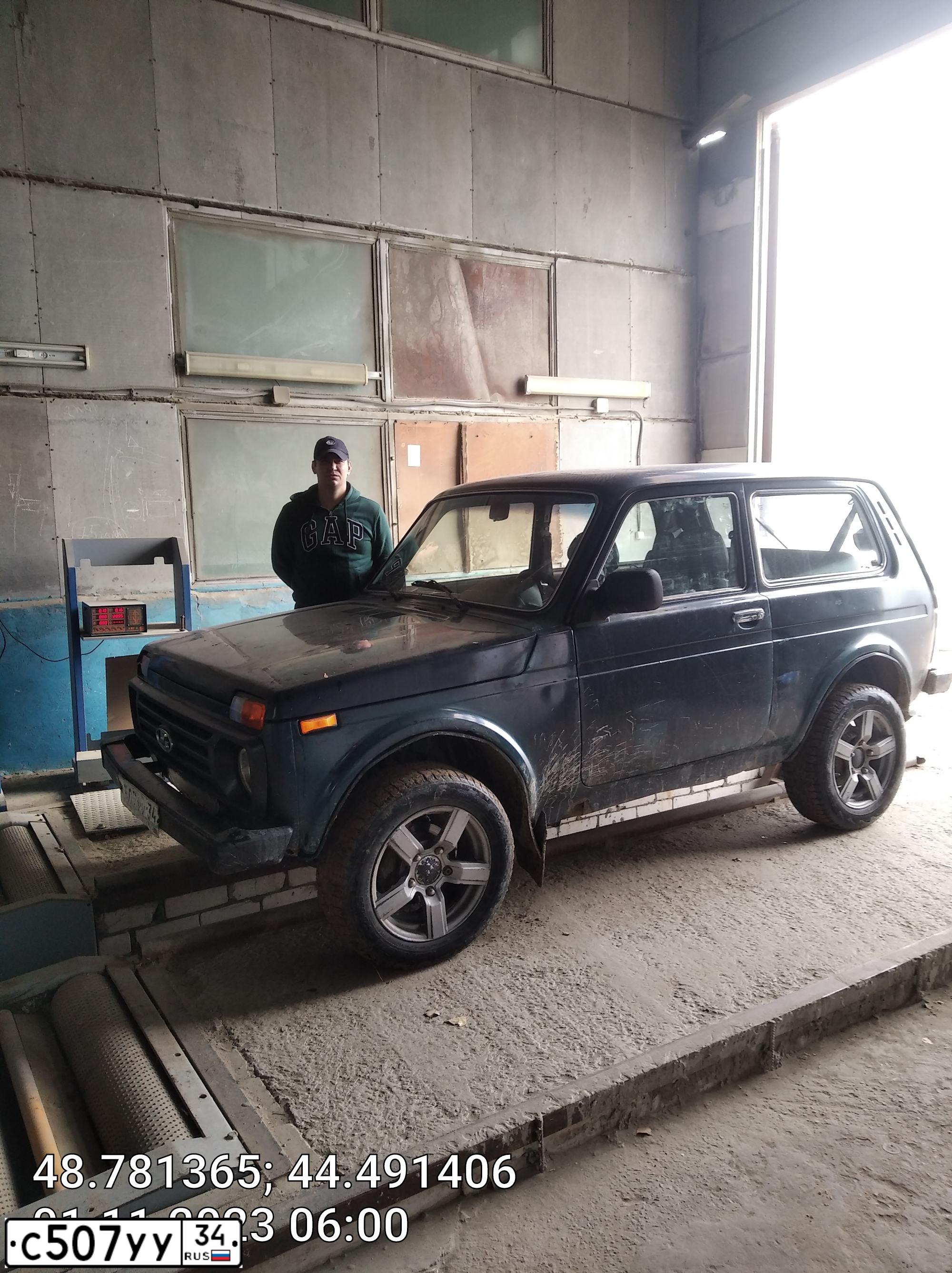Фото автомобиля LADA NIVA, 2012 — госномер М475УР134. Цвет: ТЕМНО ЗЕЛЕНЫЙ