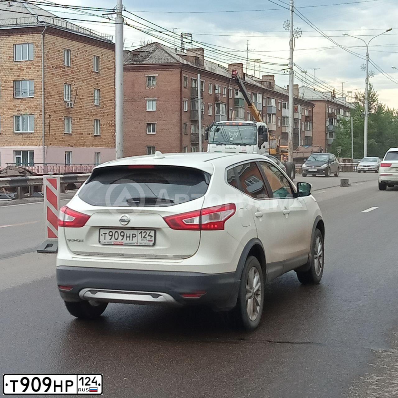 Фото автомобиля NISSAN QASHQAI, 2017 — госномер Т909НР124. Цвет: БЕЛЫЙ