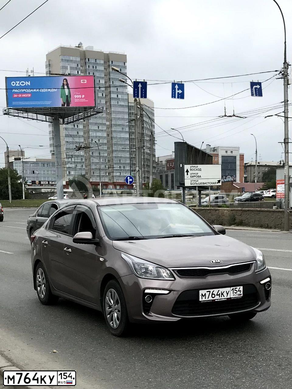Фото автомобиля KIA RIO, 2019 — госномер М764КУ154. Цвет: Коричневый