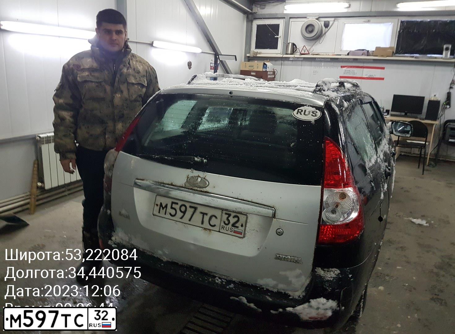 Фото автомобиля LADA 2171 PRIORA, 2011 — госномер М597ТС32. Цвет: СИНЕ-ЧЕРНЫЙ