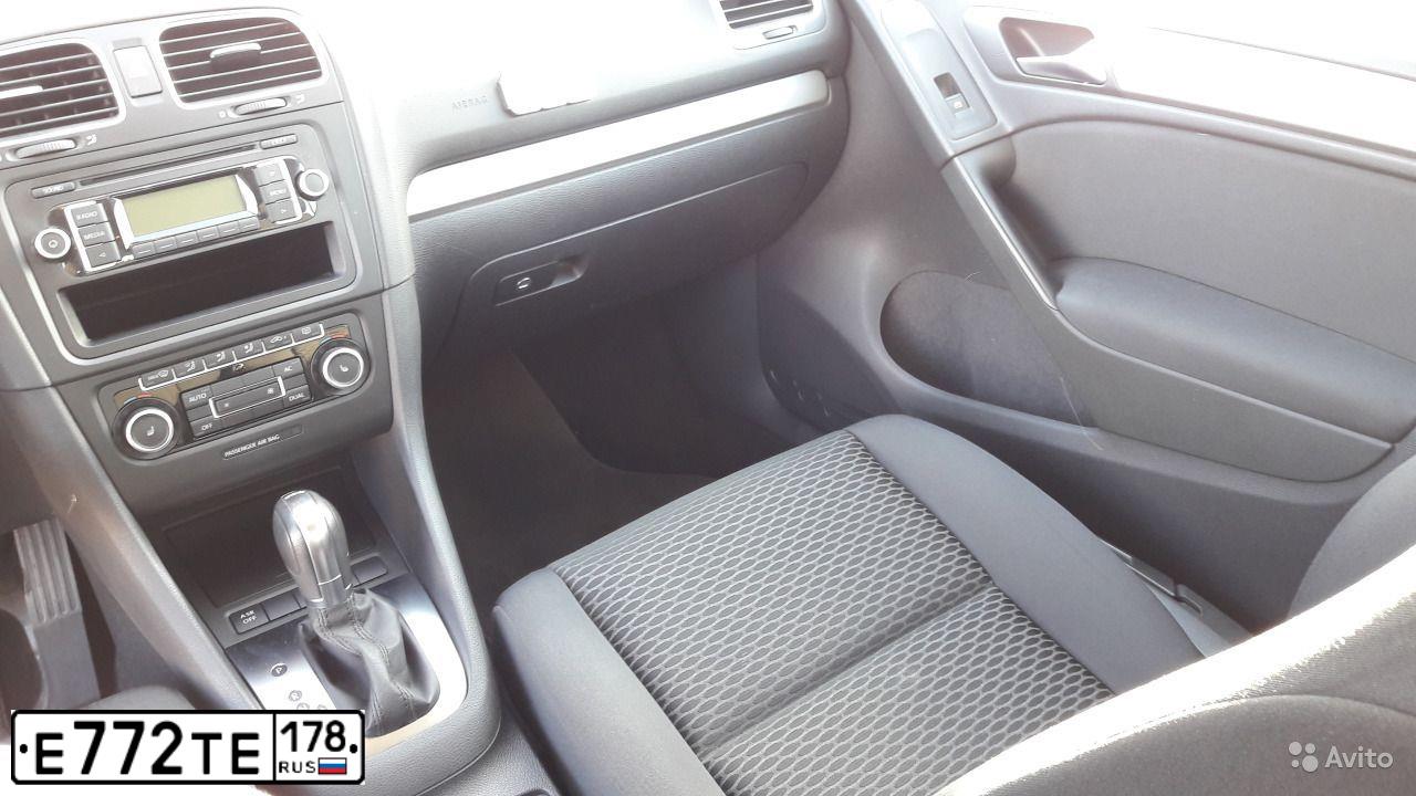 Фото автомобиля VOLKSWAGEN GOLF, 2011 — госномер Е772ТЕ178. Цвет: Красный