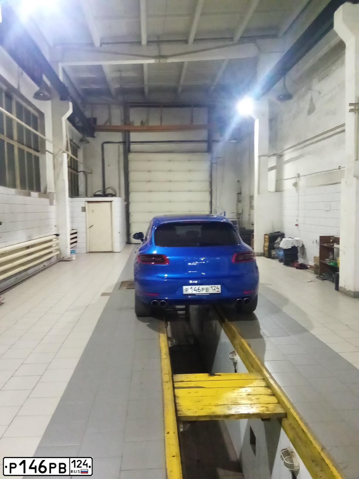 Фото автомобиля PORSCHE MACAN, 2017 — госномер В929АН124. Цвет: синий