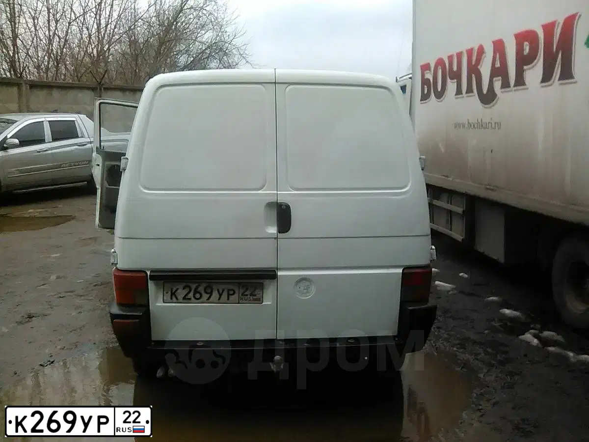 Фото автомобиля VOLKSWAGEN TRANSPORTER, 1993 — госномер К269УР22. Цвет: Белый