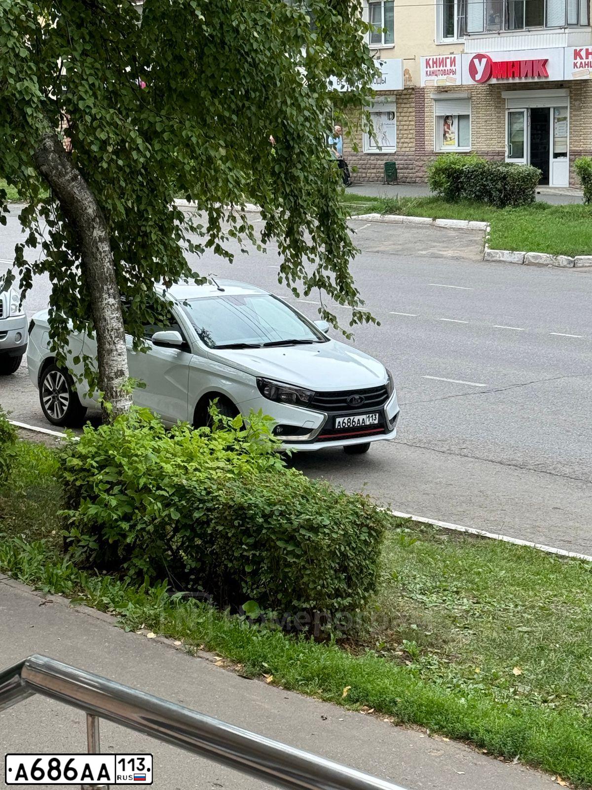 Фото автомобиля LADA 2107, 2004 — госномер А686АА113. Цвет: ЯРКО-БЕЛЫЙ