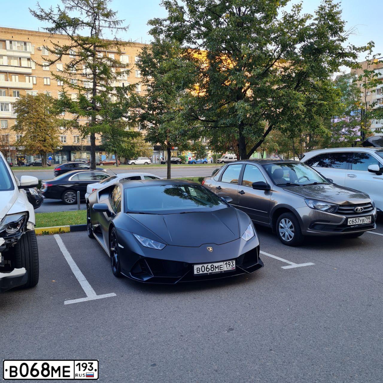 Фото автомобиля LAMBORGHINI HURACAN, 2020 — госномер В777ВТ190. Цвет: ЧЕРНЫЙ