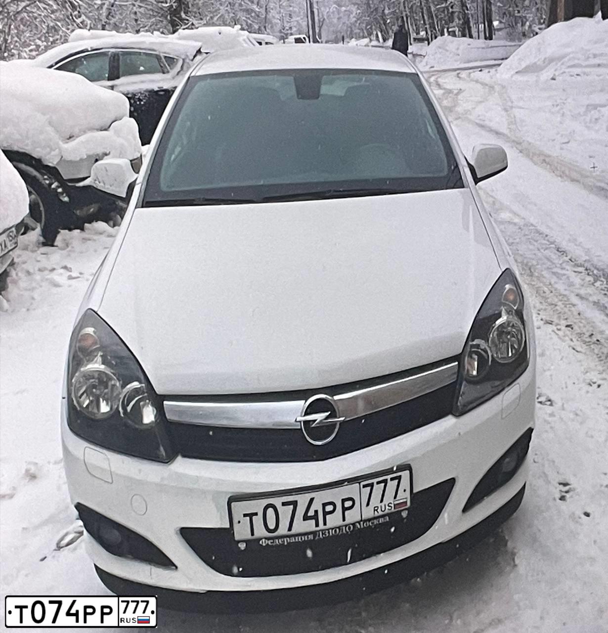 Фото автомобиля OPEL ASTRA, 2008 — госномер Т074РР777. Цвет: БЕЛЫЙ