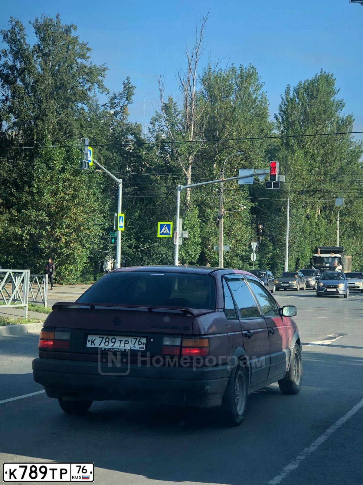 Фото автомобиля VOLKSWAGEN PASSAT, 1988 — госномер К789ТР76. Цвет: Красный