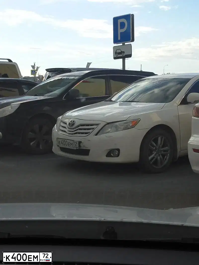 Фото автомобиля TOYOTA CAMRY, 2011 — госномер Х232СЕ72. Цвет: Белый