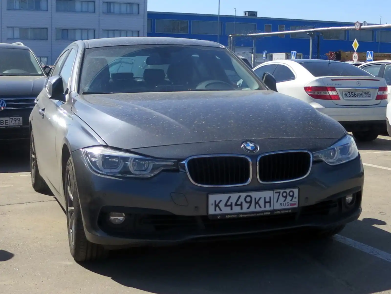 Фото автомобиля BMW SERIE 3, 2018 — госномер К449КН799. Цвет: Серый