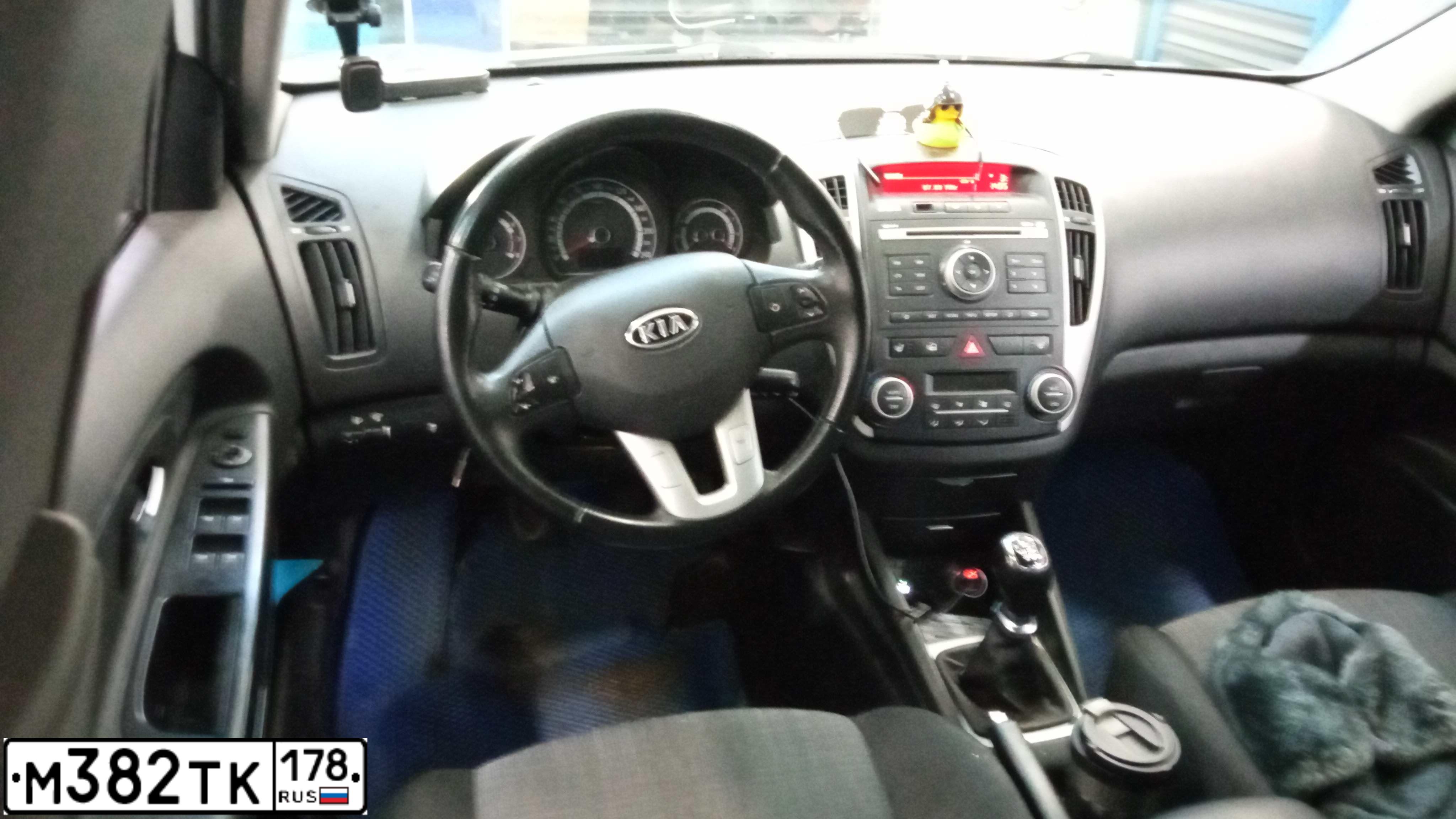 Фото автомобиля KIA CEE'D, 2012 — госномер М382РК178. Цвет: БЕЛЫЙ