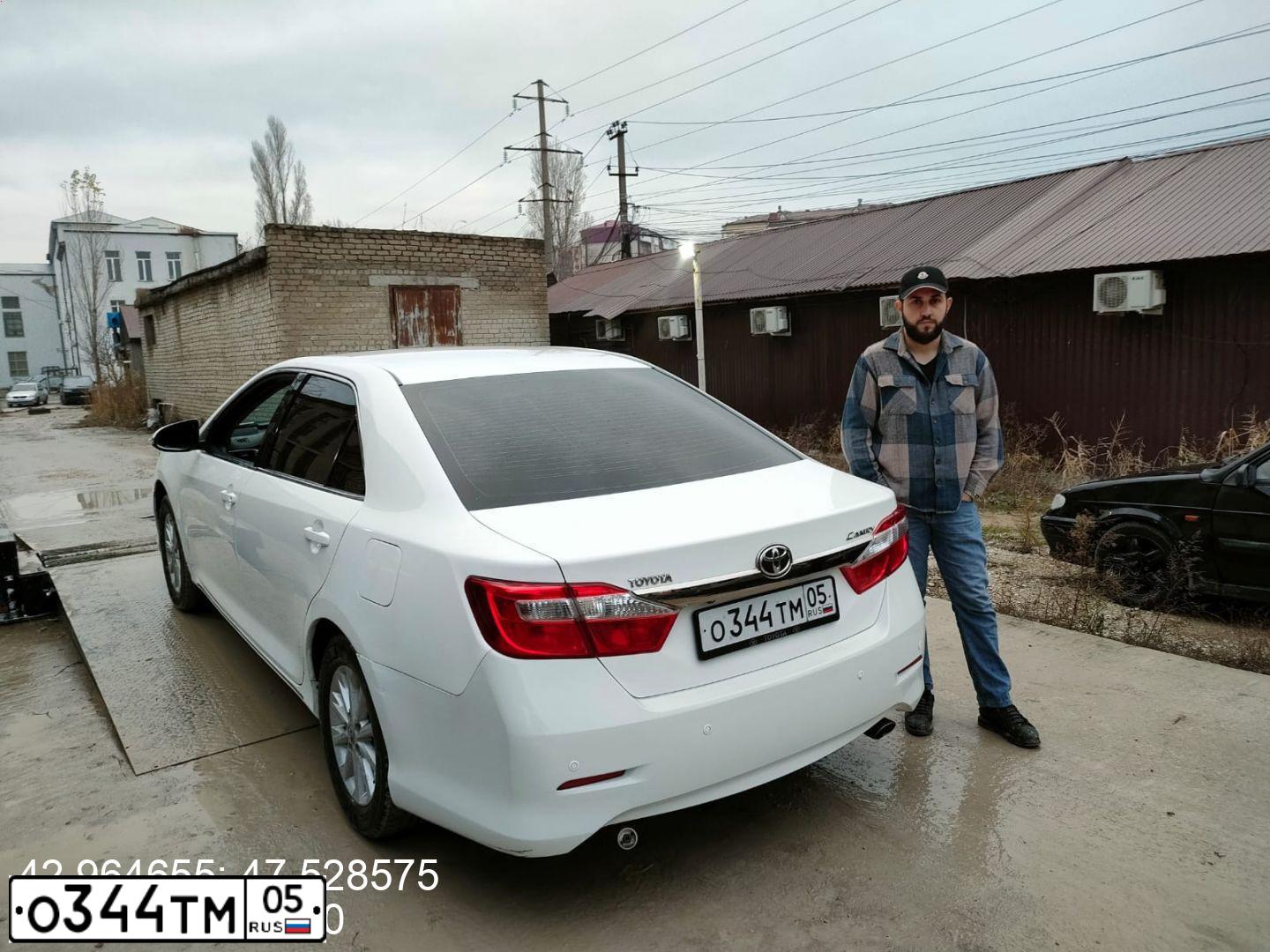 Фото автомобиля TOYOTA CAMRY, 2013 — госномер О344ТМ05. Цвет: Белый