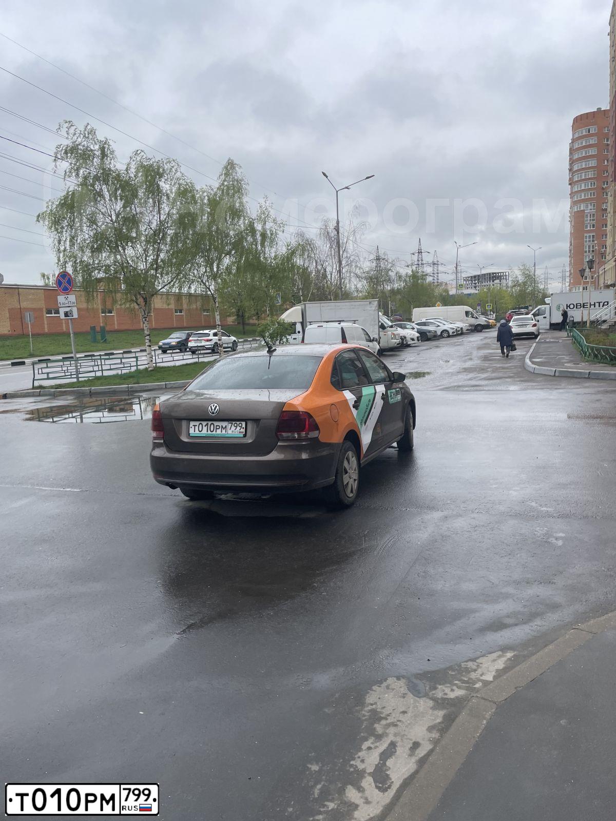 Фото автомобиля VOLKSWAGEN POLO, 2019 — госномер Н572РТ702. Цвет: Коричневый