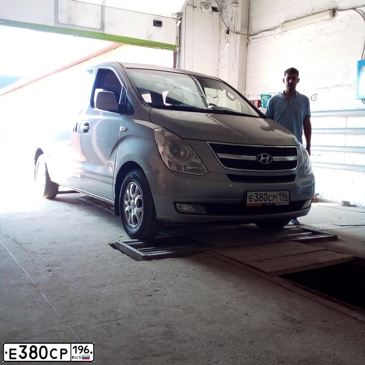 Фото автомобиля HYUNDAI GRAND STAREX, 2013 — госномер М812РТ13. Цвет: СЕРЫЙ