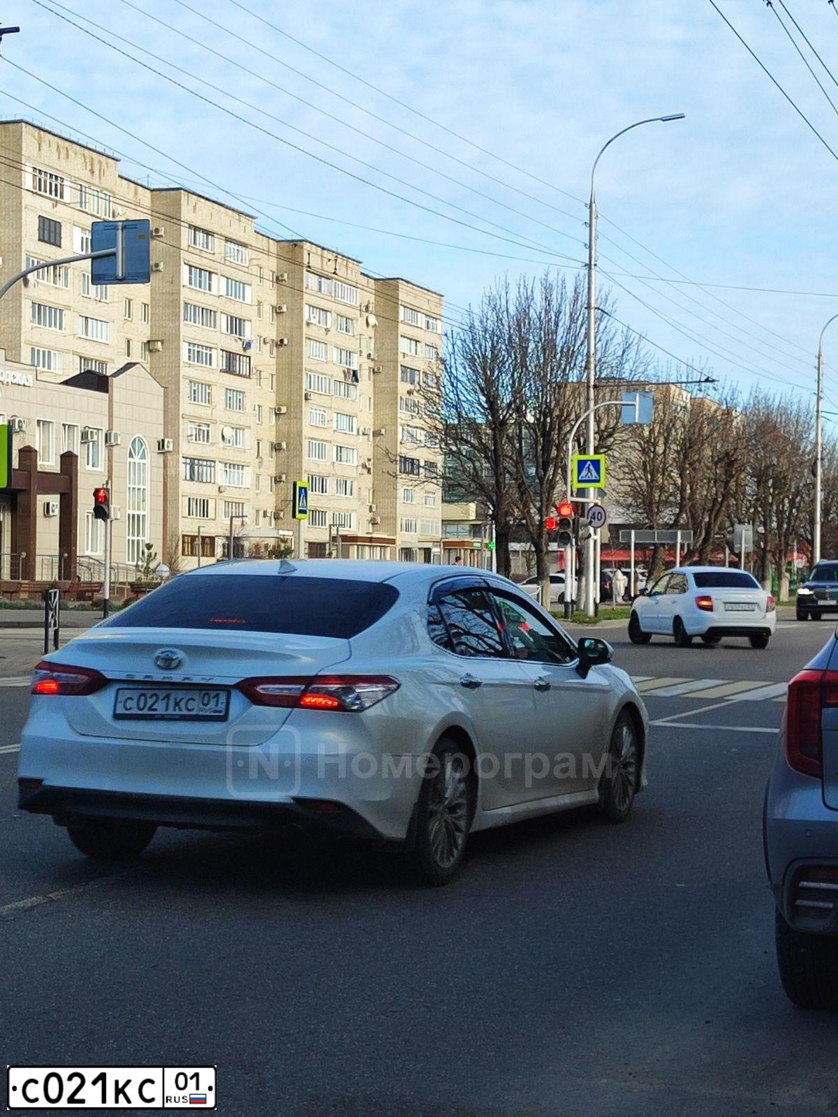 Фото автомобиля TOYOTA CAMRY, 2019 — госномер Е026ЕВ126. Цвет: БЕЛЫЙ ПЕРЛАМУТР