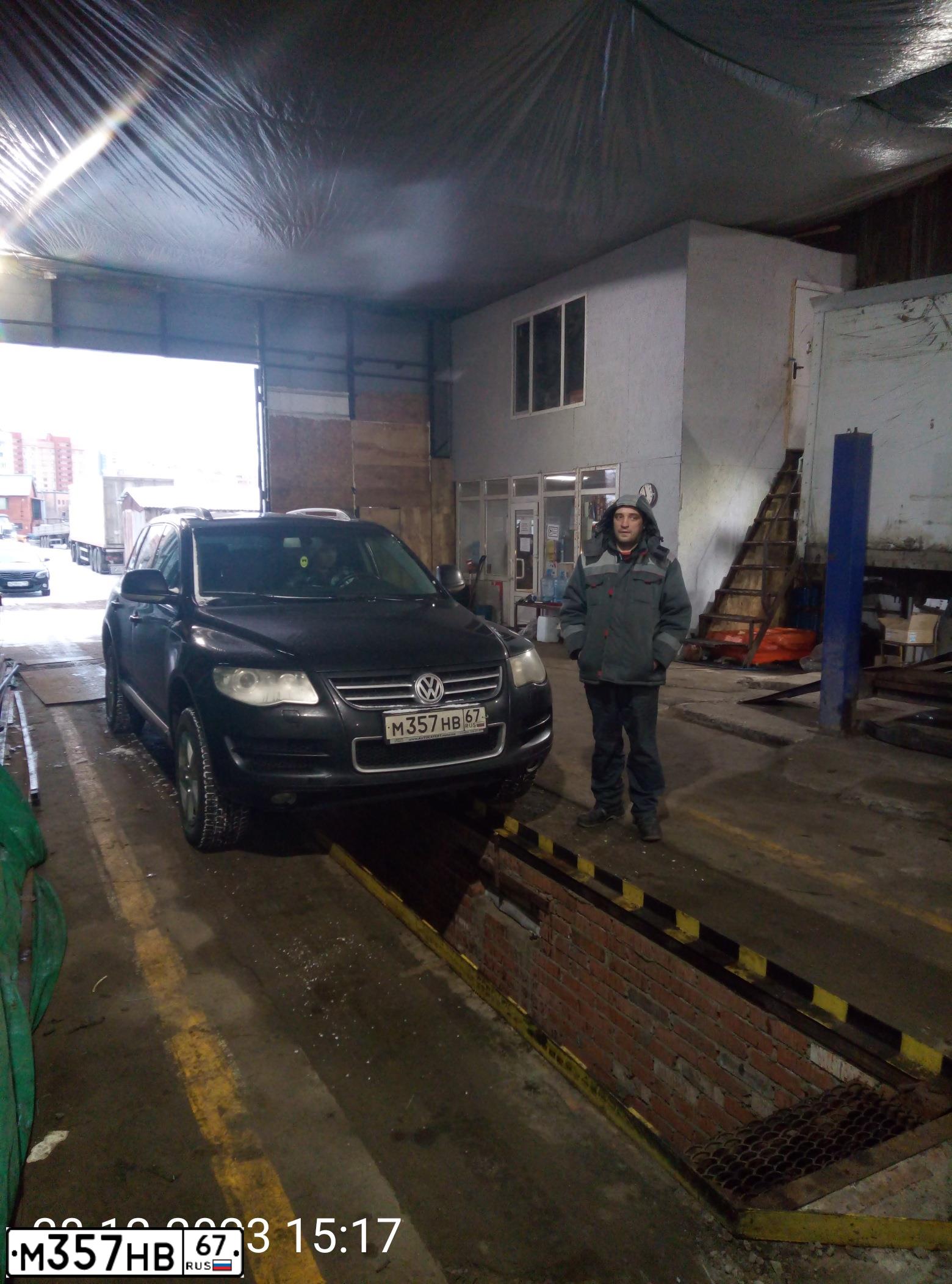 Фото автомобиля VOLKSWAGEN TOUAREG, 2008 — госномер У222КТ199. Цвет: ЧЕРНЫЙ