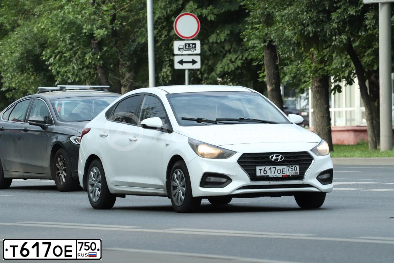 Фото автомобиля HYUNDAI SOLARIS, 2017 — госномер Т617ОЕ750. Цвет: БЕЛЫЙ-ЖЕЛТЫЙ-СЕРЫЙ