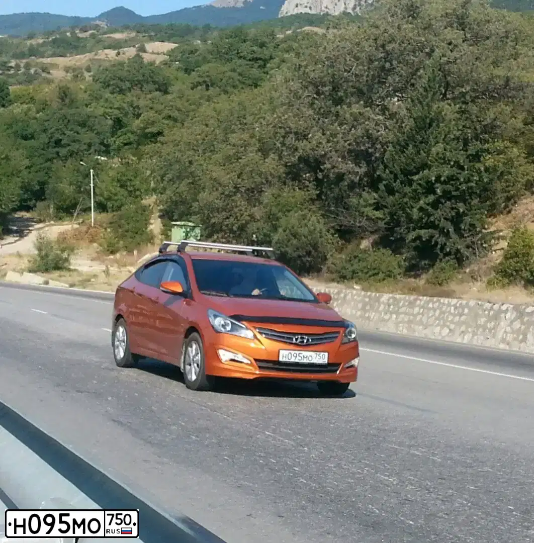 Фото автомобиля HYUNDAI SOLARIS, 2016 — госномер Н095МО750. Цвет: ОРАНЖЕВЫЙ