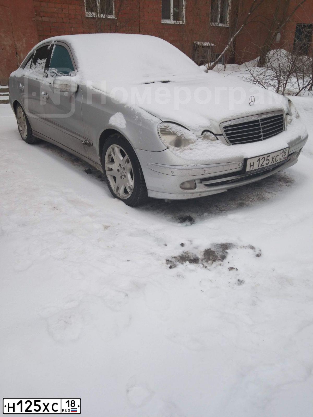 Фото автомобиля MERCEDES E-KLASSE, 2003 — госномер Н125ХС18. Цвет: Белый