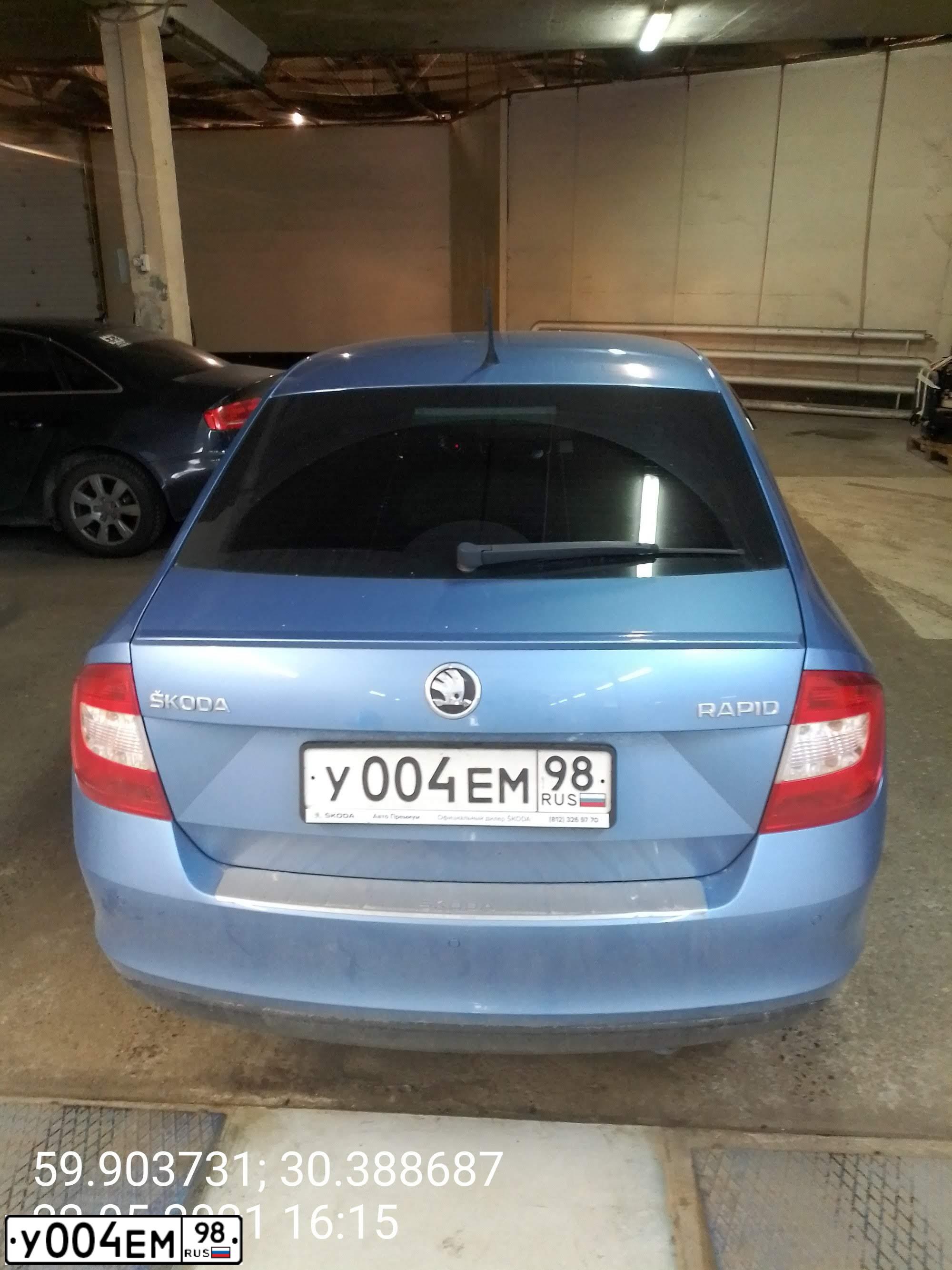 Фото автомобиля SKODA RAPID, 2014 — госномер У004ЕМ98. Цвет: синий