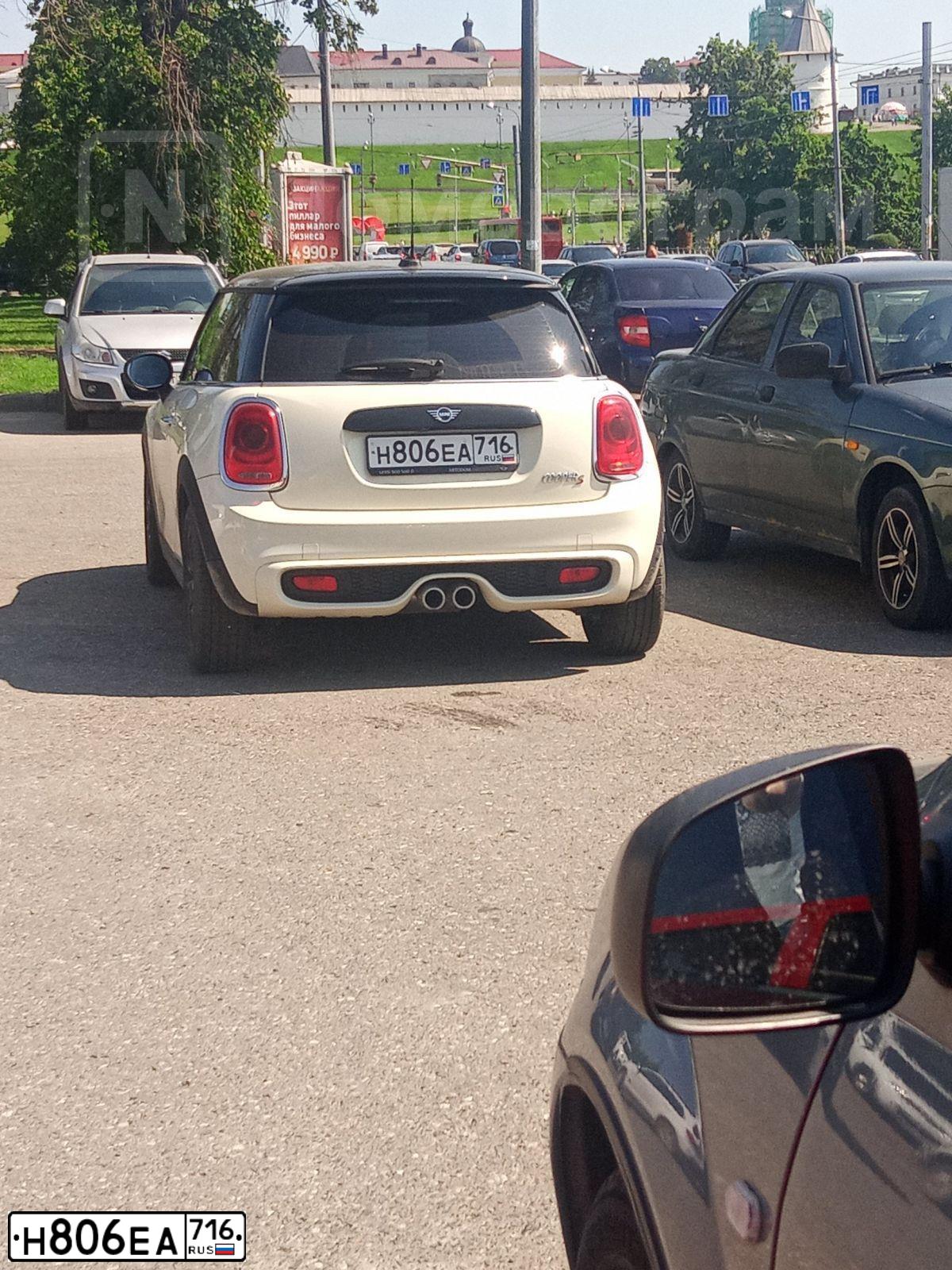 Фото автомобиля MINI MINI, 2020 — госномер Н806ЕА716. Цвет: ЧЕРНЫЙ БЕЛЫЙ