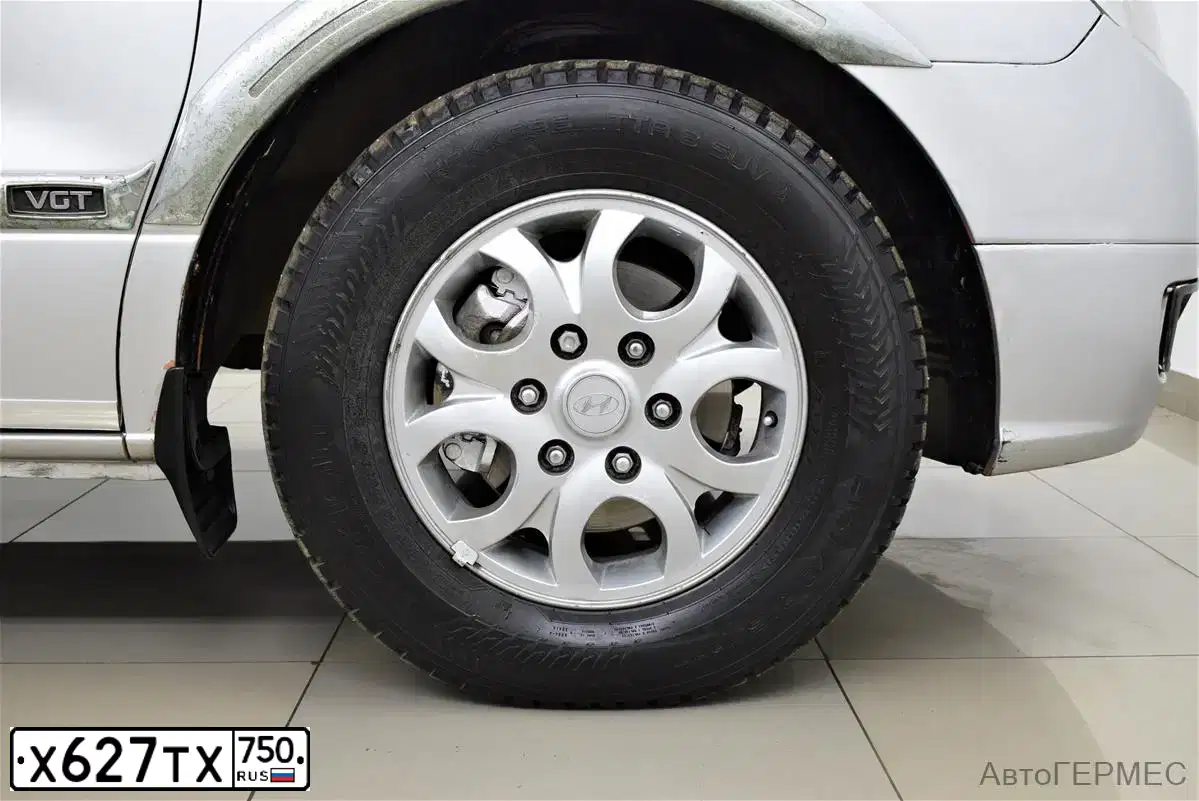 Фото автомобиля HYUNDAI GRAND STAREX, 2008 — госномер Х627ТХ750. Цвет: СЕРЫЙ