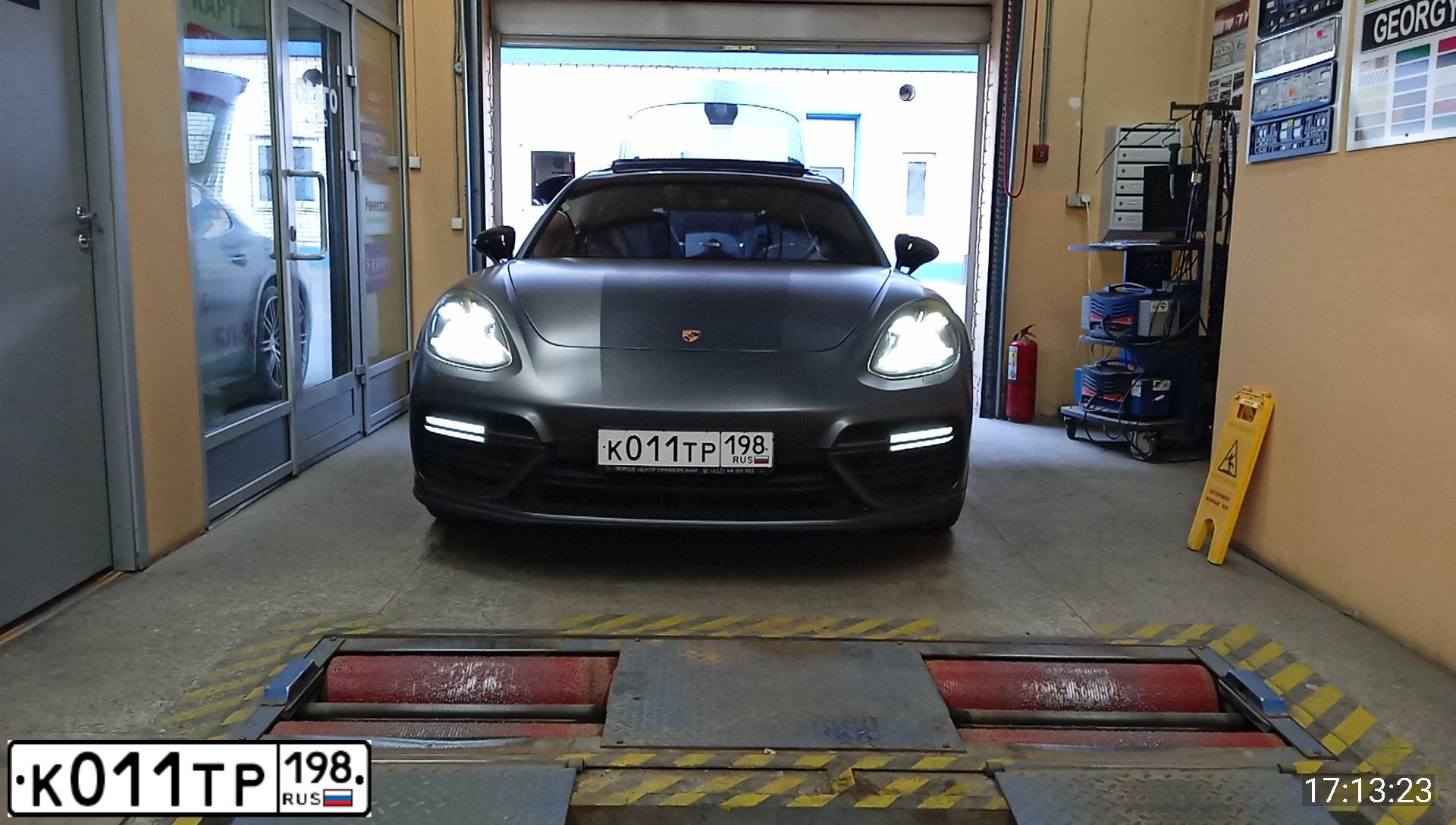 Фото автомобиля PORSCHE PANAMERA, 2017 — госномер Х001МК178. Цвет: СЕРЫЙ