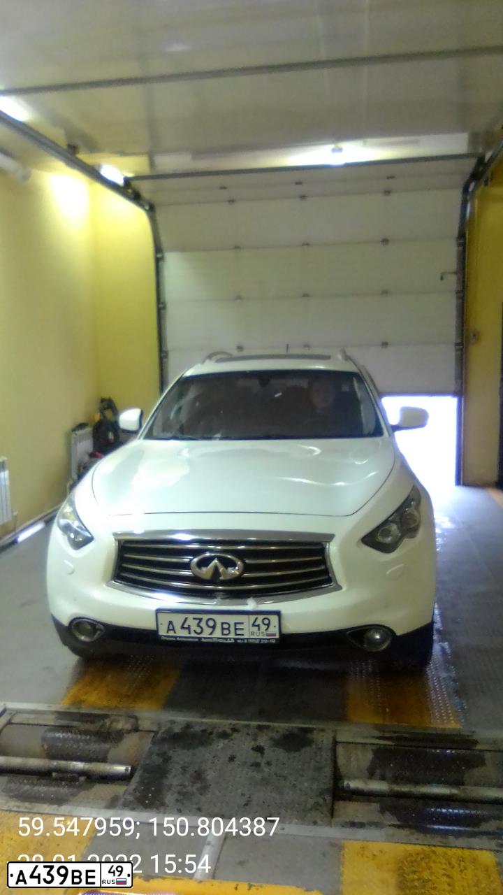 Фото автомобиля INFINITI I QX70 FX, 2012 — госномер Р555РТ174. Цвет: Белый