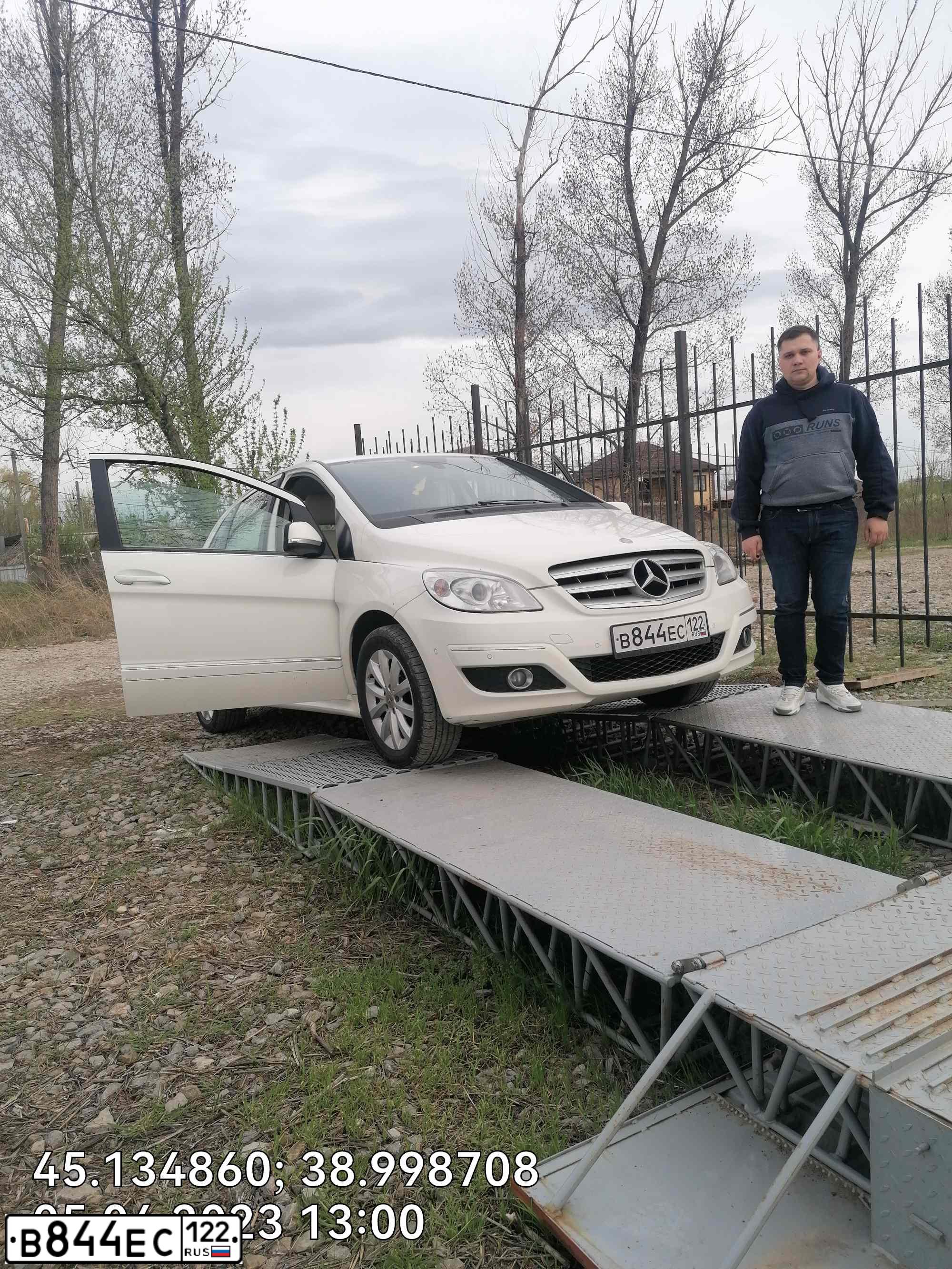 Фото автомобиля МЕРСЕДЕС-БЕНЦ B180, 2011 — госномер Е433ЕК01. Цвет: Белый